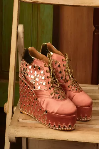 Pink mirror embroidered wedges shoes