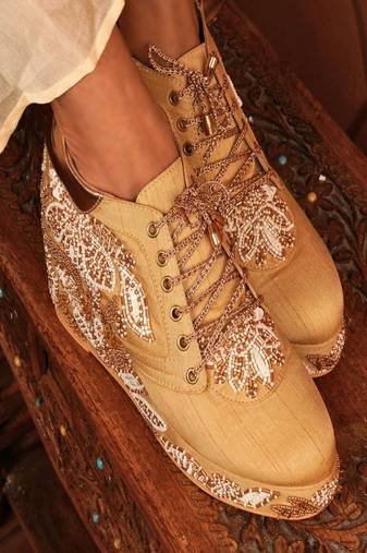 Gold beads embroidered wedges shoes