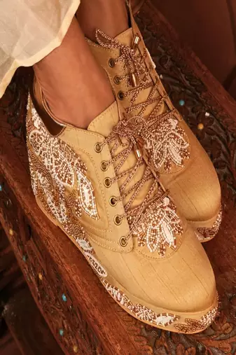 Gold beads embroidered wedges shoes