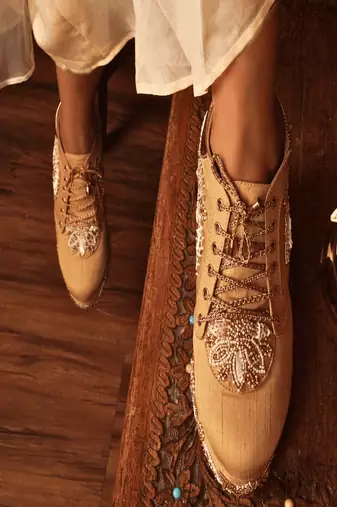 Gold beads embroidered wedges shoes