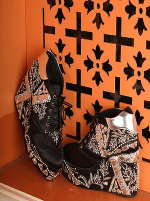 Black floral embroidered wedges shoes 1