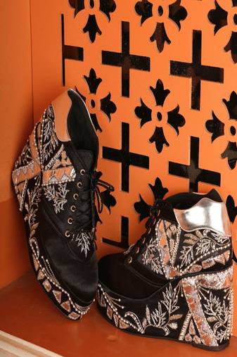 Black floral embroidered wedges shoes