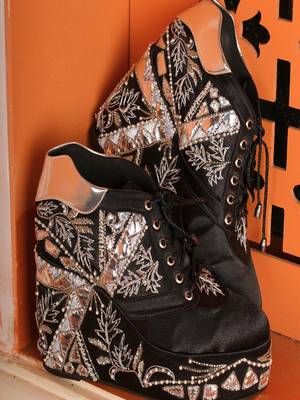 Black floral embroidered wedges shoes 2