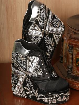 Black floral embroidered wedges shoes 3