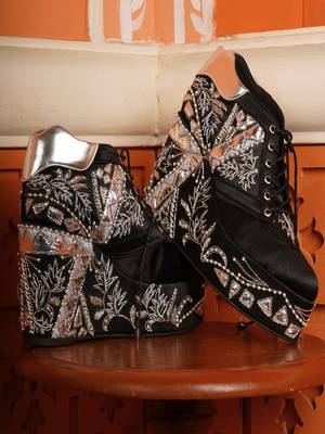Black floral embroidered wedges shoes 4