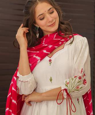 Off white chanderi heavy thread embroidery work with printed dupatta kurta pant set 4