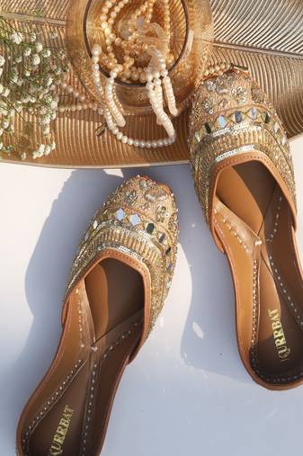 Gold mirror embroidered leather juttis