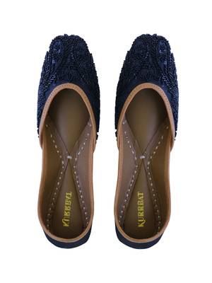 Black embroidered leather juttis 1