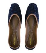 Black embroidered leather juttis