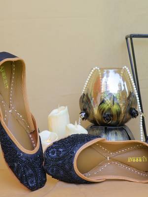 Black embroidered leather juttis 3