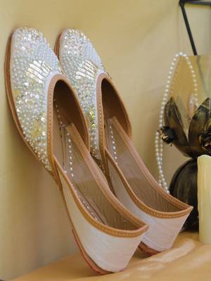 White sequin embroidered leather juttis 3