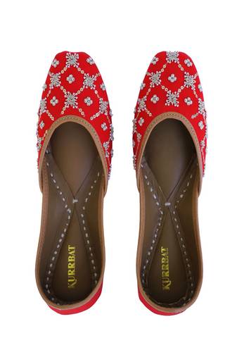 Red sequin embroidered leather juttis