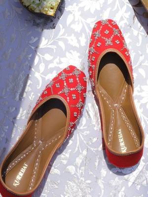 Red sequin embroidered leather juttis 3