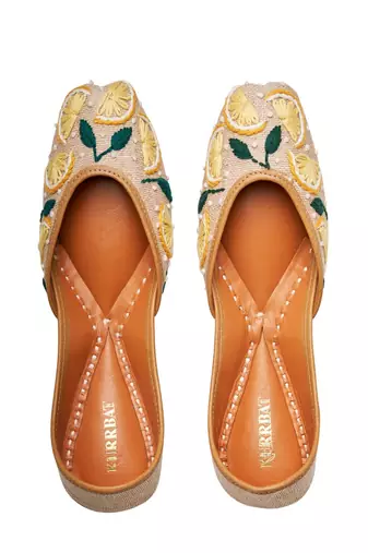 Beige embroidered leather juttis