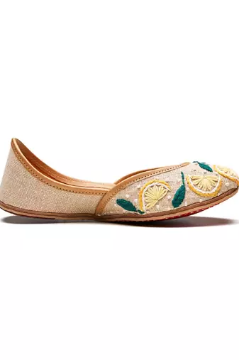 Beige embroidered leather juttis