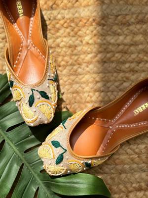 Beige embroidered leather juttis 3