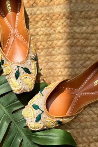 Beige embroidered leather juttis