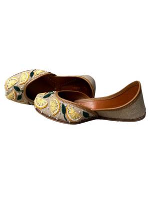 Beige embroidered leather juttis 4