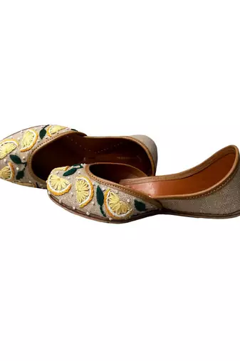 Beige embroidered leather juttis