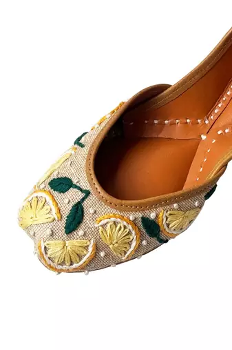 Beige embroidered leather juttis