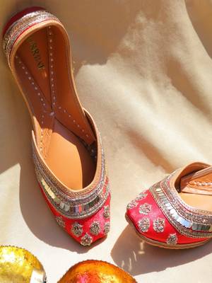 Red embroidered leather juttis 3