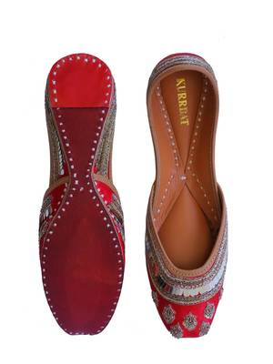 Red embroidered leather juttis 4