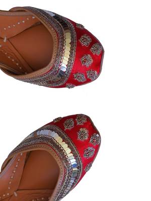 Red embroidered leather juttis 5