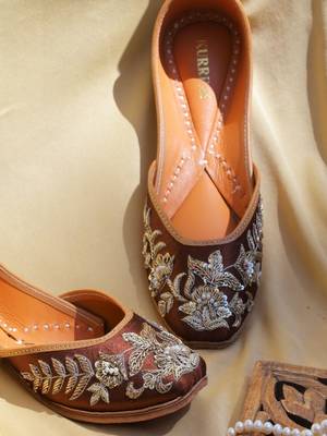 Brown floral embroidered leather juttis 3