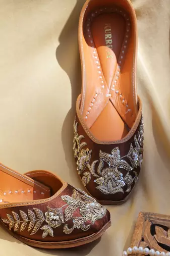 Brown floral embroidered leather juttis
