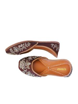 Brown floral embroidered leather juttis 4