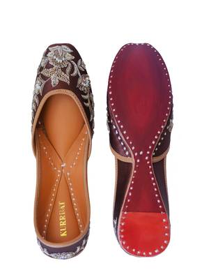 Brown floral embroidered leather juttis 5
