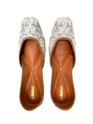 White floral embroidered Leather juttis 1