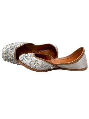 White floral embroidered Leather juttis 3
