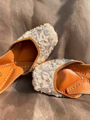 White floral embroidered Leather juttis 4