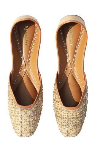 White embroidered leather Juttis
