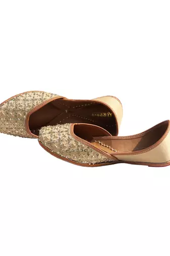 White embroidered leather Juttis
