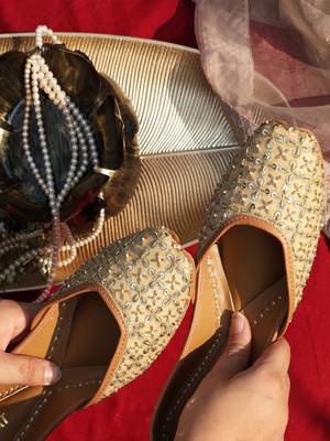 White embroidered leather Juttis 3