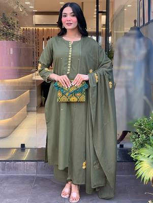 Mehendi chanderi silk heavy thread embroidery work kurta pant set 1