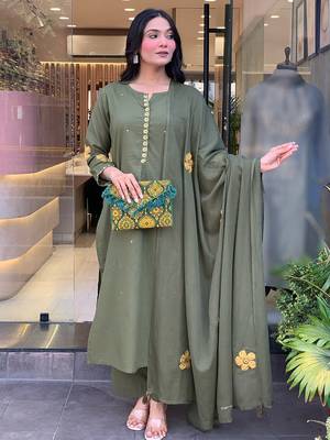 Mehendi chanderi silk heavy thread embroidery work kurta pant set 2