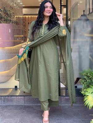 Mehendi chanderi silk heavy thread embroidery work kurta pant set 4