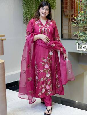 Rani pink chanderi silk heavy thread embroidery work kurta pant set 1