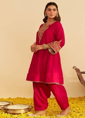 Hot pink embroidered silk kurta set 2