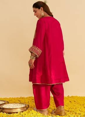 Hot pink embroidered silk kurta set 2