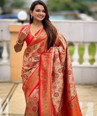 Red kanjivaram silk blend woven graceful partywear saree 3