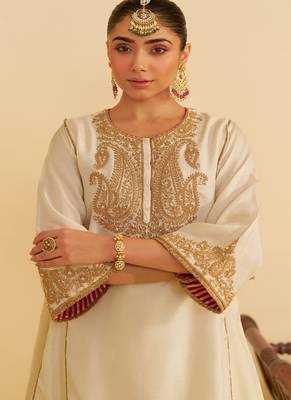 Ivory embroidered silk kurta set With Dupatta 2