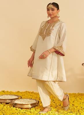 Ivory embroidered silk kurta set With Dupatta 3