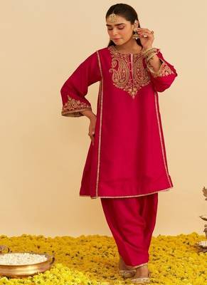 Hot pink embroidered silk kurta set  With Dupatta 1