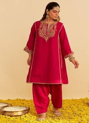 Hot pink embroidered silk kurta set  With Dupatta 2