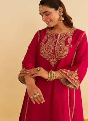 Hot pink embroidered silk kurta set  With Dupatta 4
