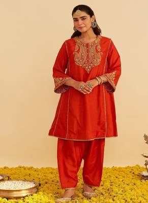 Orange embroidered silk kurta set  With Dupatta 1